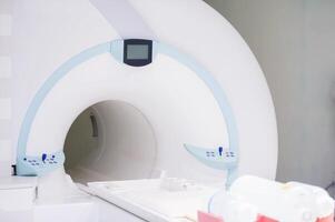 mri Maschine zum magnetisch Resonanz Bildgebung im Krankenhaus Radiologie foto
