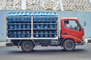 ein LKW Das Transporte Gallonen von Mineral Wasser zum Verteilung zu Verbraucher, Indonesien, 2 November 2023. foto