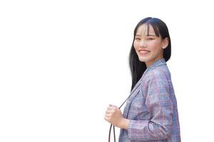 zuversichtlich jung asiatisch weiblich Wer trägt grau gestreift Blazer und Schulter Tasche lächelt glücklich und sieht aus beim das Kamera wie sie pendeln zu Arbeit während isoliert Weiß Hintergrund. foto