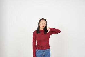 jung asiatisch Frau im rot T-Shirt zeigen Daumen runter, nicht zustimmen Konzept isoliert auf Weiß Hintergrund foto
