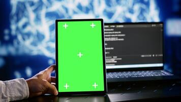 zertifiziert Administrator mit Chroma Schlüssel Tablette zu schreiben künstlich Intelligenz Skript Code im Anfang Arbeitsplatz. trainiert Experte tun Instandhaltung Arbeit im Daten Center, Aktualisierung ai Systeme foto