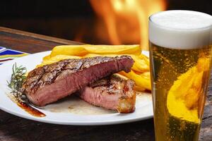 gegrillt Steak, Französisch Fritten und Bier foto