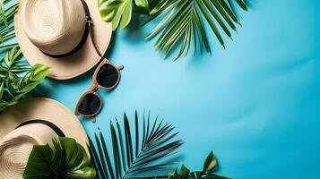 ai generiert Hüte, Sonnenbrille, Palme Baum Blätter auf Blau Hintergrund. leer, oben Sicht, immer noch Leben, eben legen. Meer Ferien Reise Konzept Tourismus und Erholungsorte. Sommer- Feiertage. foto