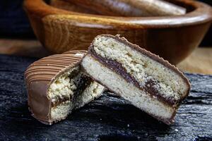 alfajor ausgestopft mit Schokolade foto