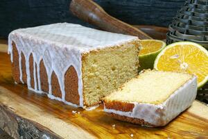 Zitrone Kuchen mit Zitrone Sirup Belag foto