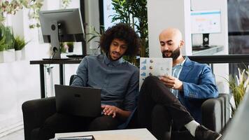 Mannschaft von Menschen finden Geschäft Lösungen, Überprüfung Neu Ideen zu Hilfe mit klein Geschäft Entwicklung. Büro Kollegen Treffen im öffnen Raum zu Arbeit auf jährlich Verwaltung Bericht. Handheld Schuss. foto