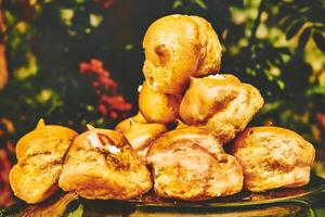 köstlich gebacken Kuchen Profiteroles mit Sahne foto