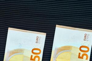 Geld. zwei 50 Euro Banknoten auf dunkel Stoff foto