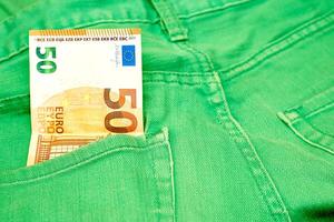 Geld, Einkaufen. 50 Euro Banknote im Grün Jeans foto