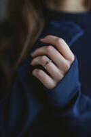 ai generiert Glanz von Liebe, Nahansicht von ein Frau schön Hand geschmückt mit ein Ring, perfekt zum Erfassen Romantik und Valentinsgrüße Tag Geist foto