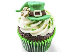 ai generiert st. Patrick's Tag Cupcake mit Patrick Hut isoliert auf Weiß Hintergrund. foto