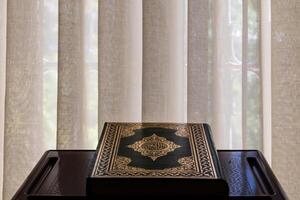 islamisch Hintergrund Foto. das heilig Koran auf das Rednerpult im das Moschee. foto