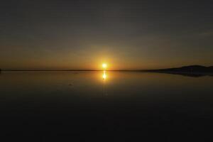 Sonnenuntergang Über das See. Religion oder Zitat oder Natur oder Sonnenuntergang Hintergrund Foto