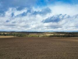 Antenne Aussicht von britisch Landschaft und landwirtschaftlich Bauernhof Land beim Dorf von England Vereinigtes Königreich. März 1, 2024 foto