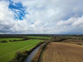 Antenne Aussicht von britisch Landschaft und landwirtschaftlich Bauernhof Land beim Dorf von England Vereinigtes Königreich. März 1, 2024 foto