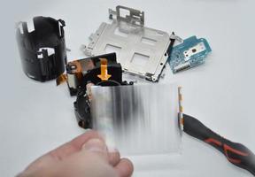 Reparatur und Demontage einer Digitalkamera foto