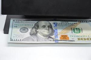 US-Dollar werden auf Echtheit geprüft