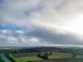 hoch Winkel Aussicht von britisch Landschaft Landschaft von Luton Stadt von England Vereinigtes Königreich foto