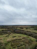 hoch Winkel Aussicht von Arlesey Stadt, Dorf von England Vereinigtes Königreich. das Aufnahmen war gefangen während wolkig und regnerisch Tag von feb 28., 2024 foto