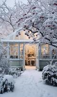 ai generiert Schnee bedeckt Blume Töpfe im ein Gewächshaus auf ein schneebedeckt Winter Tag. foto