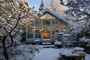 ai generiert Schnee bedeckt Bäume und Grün Haus im das Garten nach ein Schneefall foto