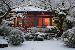 ai generiert hölzern Haus bedeckt mit Schnee im Winter Wald beim Sonnenuntergang Zeit. foto