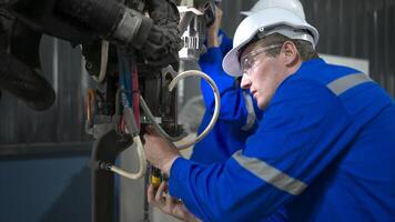 beide von Ingenieure Arbeiten zusammen im ein Roboter Arm Fabrik, Roboter Arm Industrie und Ingenieurwesen Konzept. foto