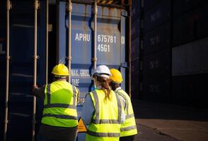 Gruppe von Arbeitskräfte im ein leeren Container Lager Hof, das Bedingung von das alt Container ist Sein beurteilt zu bestimmen ob es erfordert Instandhaltung zum Verwendung. foto