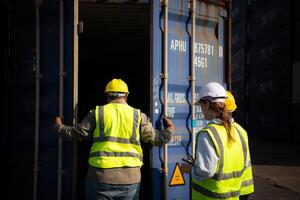 Gruppe von Arbeitskräfte im ein leeren Container Lager Hof, das Bedingung von das alt Container ist Sein beurteilt zu bestimmen ob es erfordert Instandhaltung zum Verwendung. foto