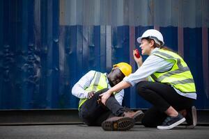 ein Kerl Arbeiter war beteiligt im ein Bein Unfall im ein Container Lager Hof. ein Kollege war mit das Walkie Talkie zu Anfrage sofortig Hilfe. foto