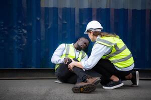 ein Kerl Arbeiter war beteiligt im ein Bein Unfall im ein Container Lager Hof. ein Kollege war mit das Walkie Talkie zu Anfrage sofortig Hilfe. foto