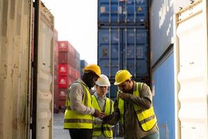 Gruppe von Arbeitskräfte im ein leeren Container Lager Hof, das Bedingung von das alt Container ist Sein beurteilt zu bestimmen ob es erfordert Instandhaltung zum Verwendung. foto