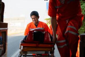 das Sanitäter ist assistieren ein verletzt Mann im ein Notfall Situation auf das Straße. foto