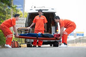 das Sanitäter ist assistieren ein verletzt Mann im ein Notfall Situation auf das Straße. foto