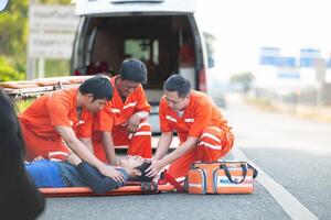 das Sanitäter ist assistieren ein verletzt Mann im ein Notfall Situation auf das Straße. foto