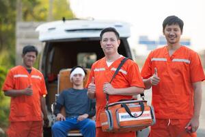 Porträt von Sanitäter Mannschaft ist assistieren ein verletzt Mann im ein Notfall Situation auf das Straße. foto