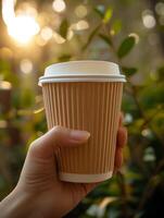 ai generiert ein schließen oben von ein Frau Hand umklammern ein heiß Kaffee Tasse gemacht von recycelbar Papier, gebadet im das sanft Wärme von früh Morgen Sonnenlicht foto