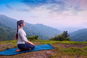 Frau tun Yoga Asana virasana Held Pose foto