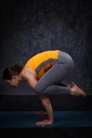 schön sportlich passen Yoga Frau Praktiken Methoden Ausübungen Yoga Asana Kakasana foto