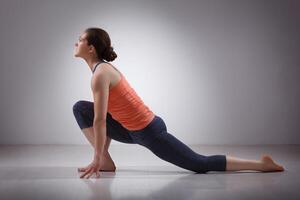 passen Yoga Frau Praktiken Methoden Ausübungen Yoga Asana anjaneyasana foto