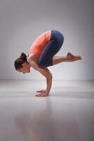 passen Yoga Frau Praktiken Methoden Ausübungen Yoga Asana Bakasana foto