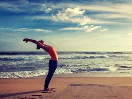 jung sportlich passen Frau tun Yoga Sonne Anrede Surya Namaskar foto