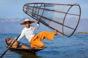 burmesischer Fischer am Inle See, Myanmar foto