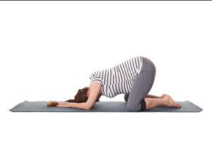 schwanger Frau tun Yoga Asana Balasana Kind Pose foto