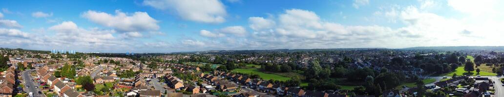 Antenne Panorama- Aussicht von Osten Luton Stadt von England Vereinigtes Königreich. August 17., 2023 foto