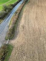 Antenne Aussicht von britisch Landschaft und landwirtschaftlich Bauernhof Land beim Dorf von England Vereinigtes Königreich. März 1, 2024 foto