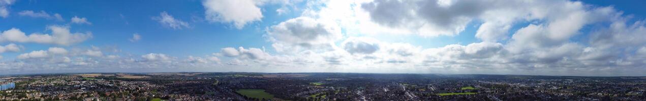 Antenne Panorama- Aussicht von Osten Luton Stadt von England Vereinigtes Königreich. August 17., 2023 foto