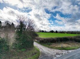 Antenne Aussicht von britisch Landschaft und landwirtschaftlich Bauernhof Land beim Dorf von England Vereinigtes Königreich. März 1, 2024 foto