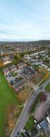 Antenne Vertikale Panorama- Aussicht von Luton und dunstable Stadt, Dorf von England Vereinigtes Königreich. November 13., 2023 foto