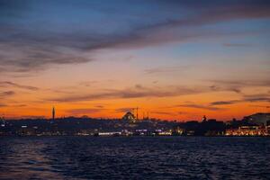 Istanbul Aussicht beim Sonnenuntergang von ein Fähre auf das Bosporus. foto